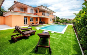 Stunning home in Rovinjsko Selo with WiFi, Heated swimming pool and 4 Bedrooms